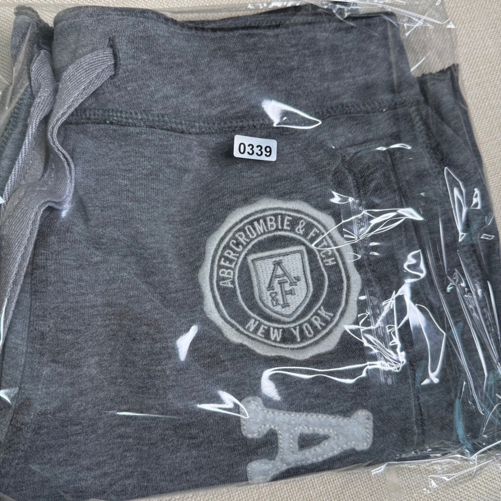 Abercrombie & Fitch Mens XS Gray Heritage Logo Fleece Sweat Shorts Raw Hem 0339 - Picture 6 of 6
